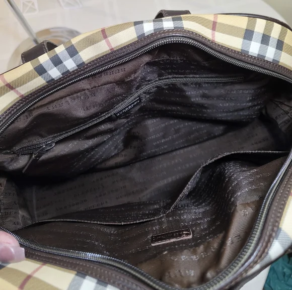 Burberry Vintage Overnight Bag. EUC - Picture 10 of 14